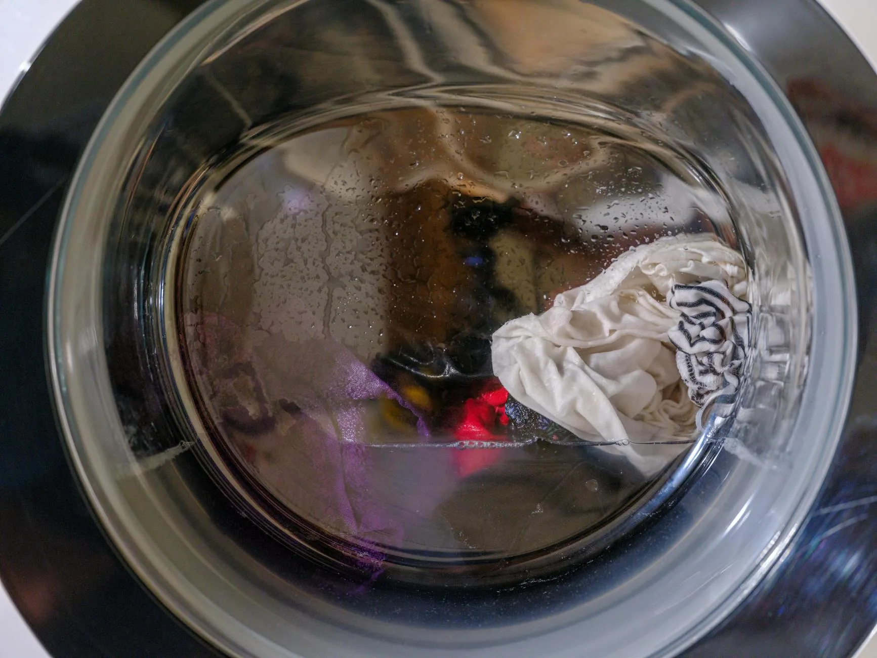 Front-loading washing machine with laundry inside the drum